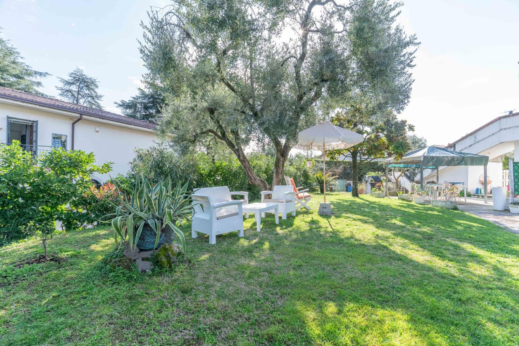Apartamento Ampia Dimora A Salo Con Parcheggio E Giardino Exterior foto