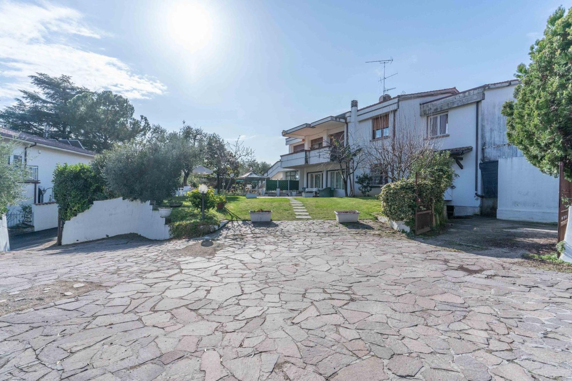 Apartamento Ampia Dimora A Salo Con Parcheggio E Giardino Exterior foto